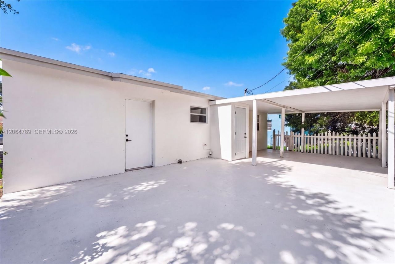 1583 NE 152nd St, North Miami Beach, FL 33162 Photo