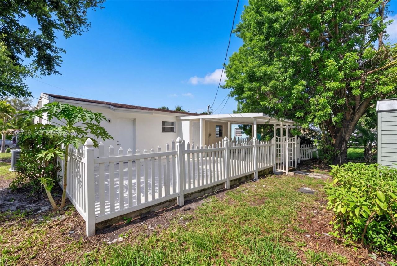 1583 NE 152nd St, North Miami Beach, FL 33162 Photo