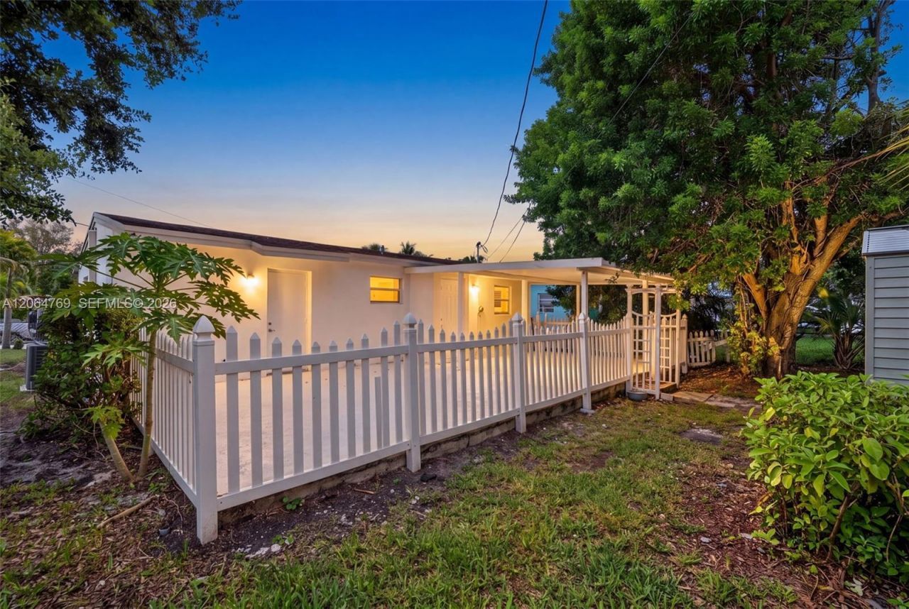 1583 NE 152nd St, North Miami Beach, FL 33162 Photo