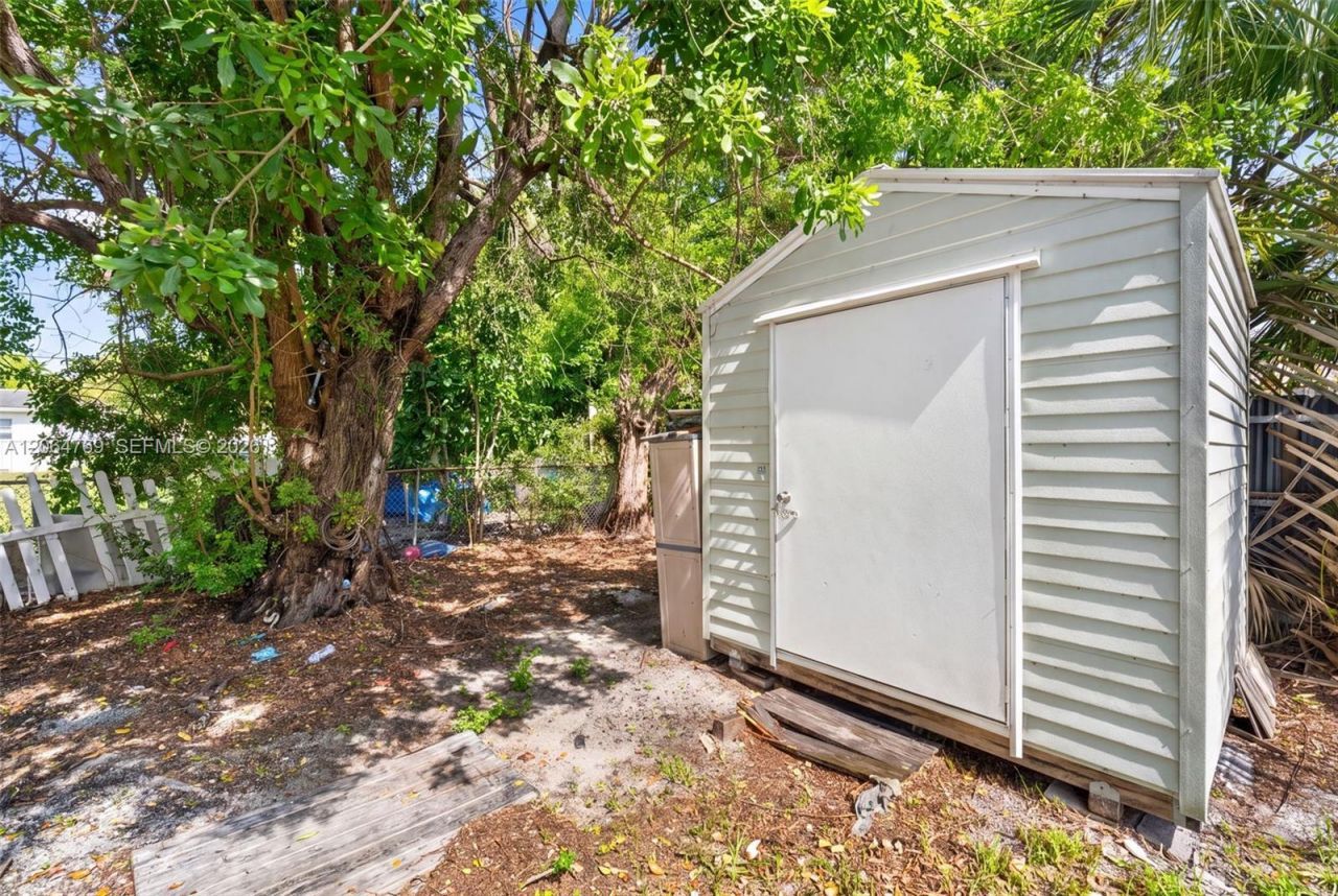 1583 NE 152nd St, North Miami Beach, FL 33162 Photo