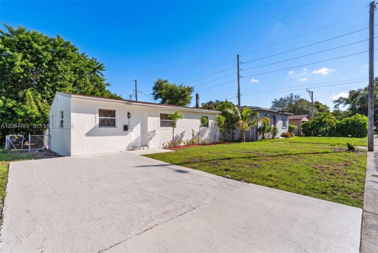 1583 NE 152nd St, North Miami Beach, FL 33162 Photo