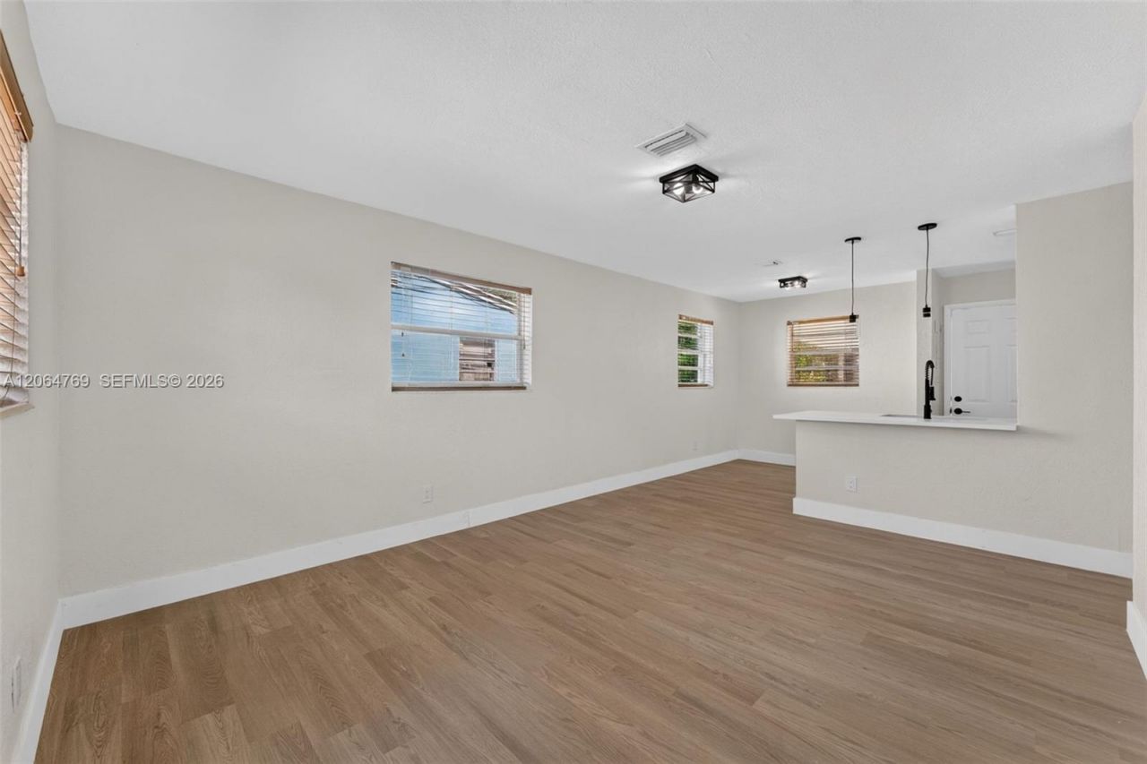 1583 NE 152nd St, North Miami Beach, FL 33162 Photo