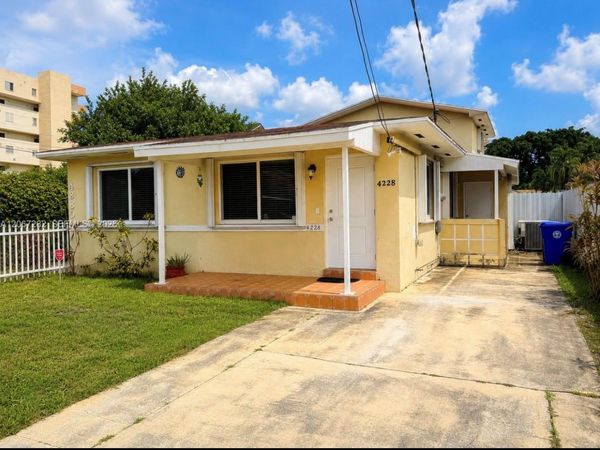 4228 NW 4th St , Miami, FL 33126