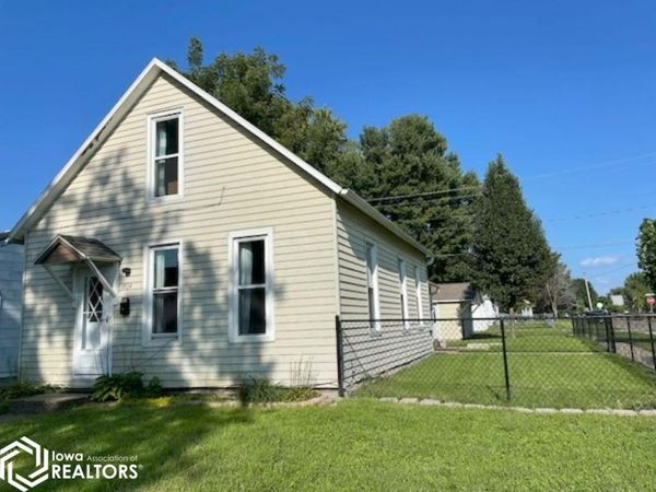 1924 S 10TH Street, Burlington, IA 52601