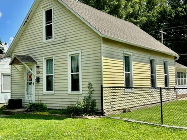 1924 S 10TH Street, Burlington, IA 52601