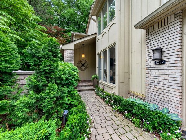 1262 Woodcrest Circle , Bloomfield Hills, Mi 48304