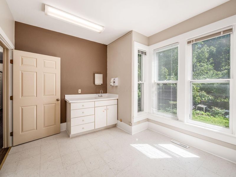 550 W Central Avenue , Delaware, OH 43015 Photo 16