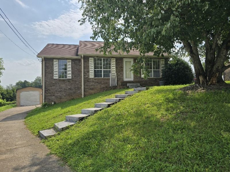 2025 Windroe Dr, Clarksville, TN 37042 Main Photo