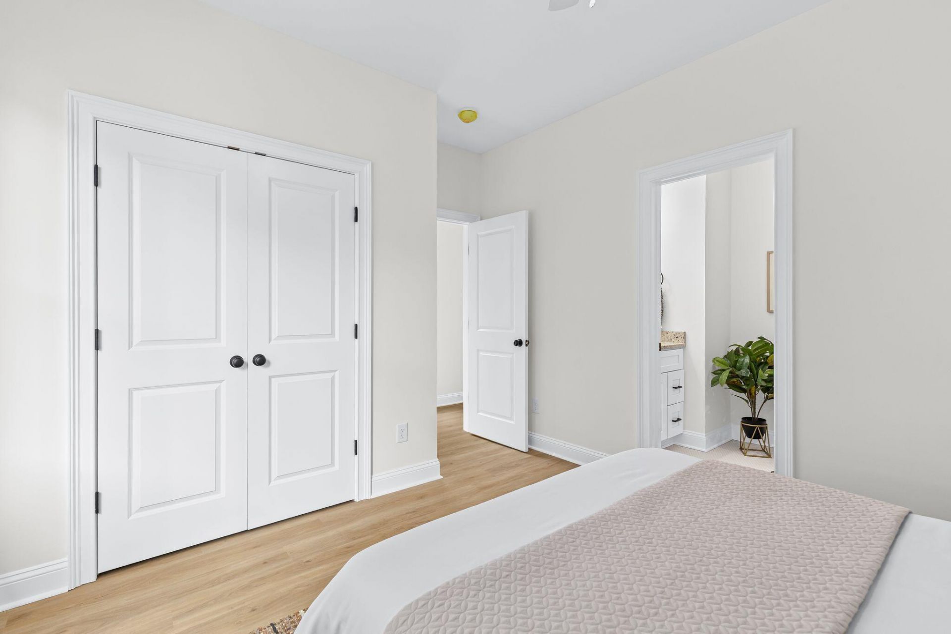 2015 Hampton Avenue Photo 14