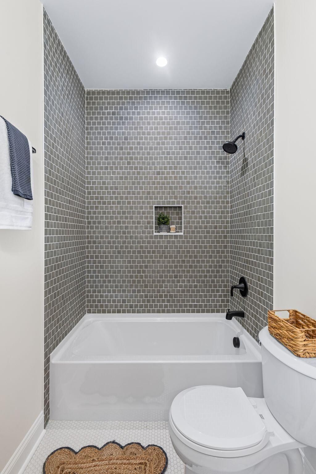 2015 Hampton Avenue Photo 16