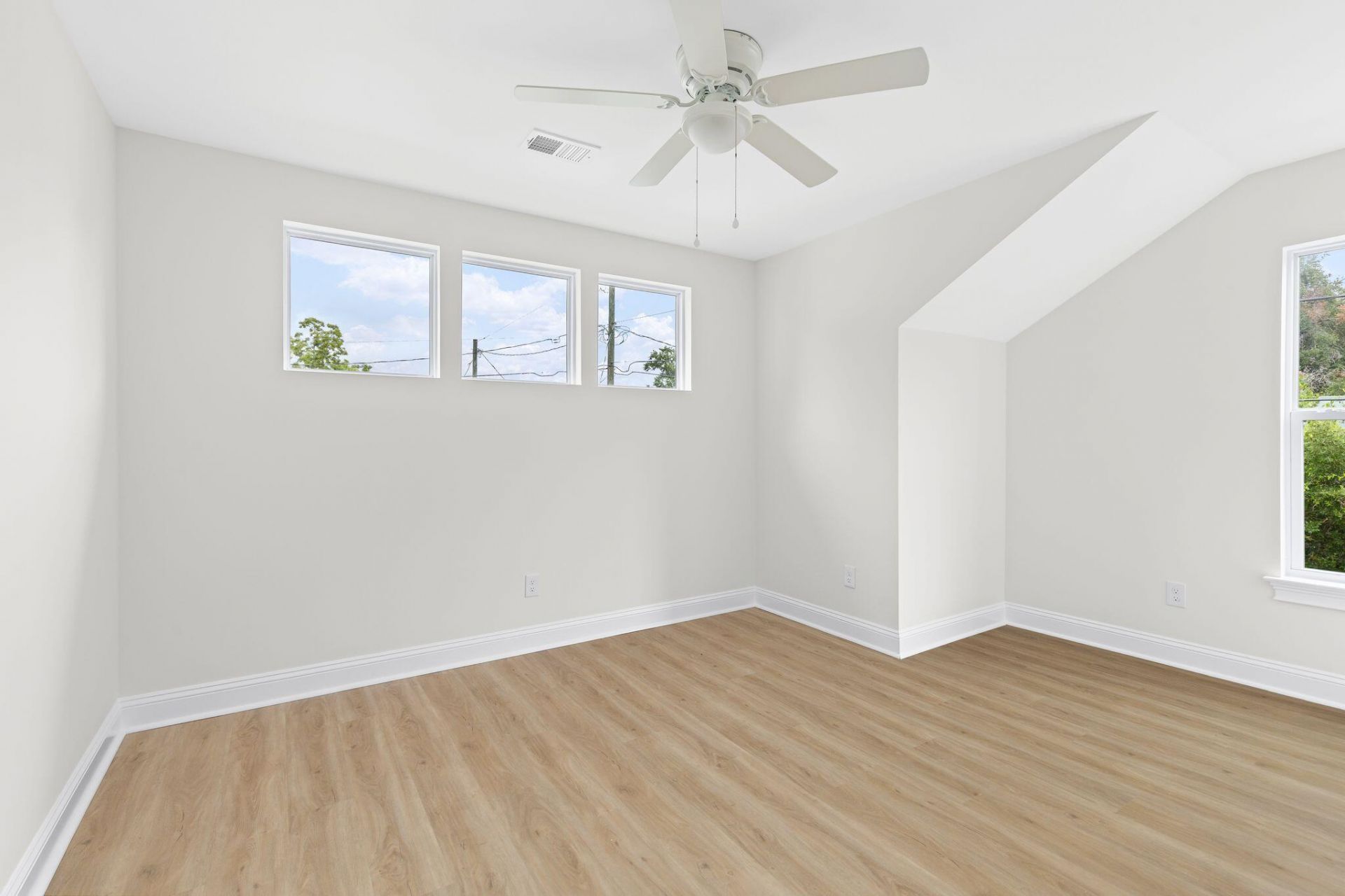 2015 Hampton Avenue Photo 18