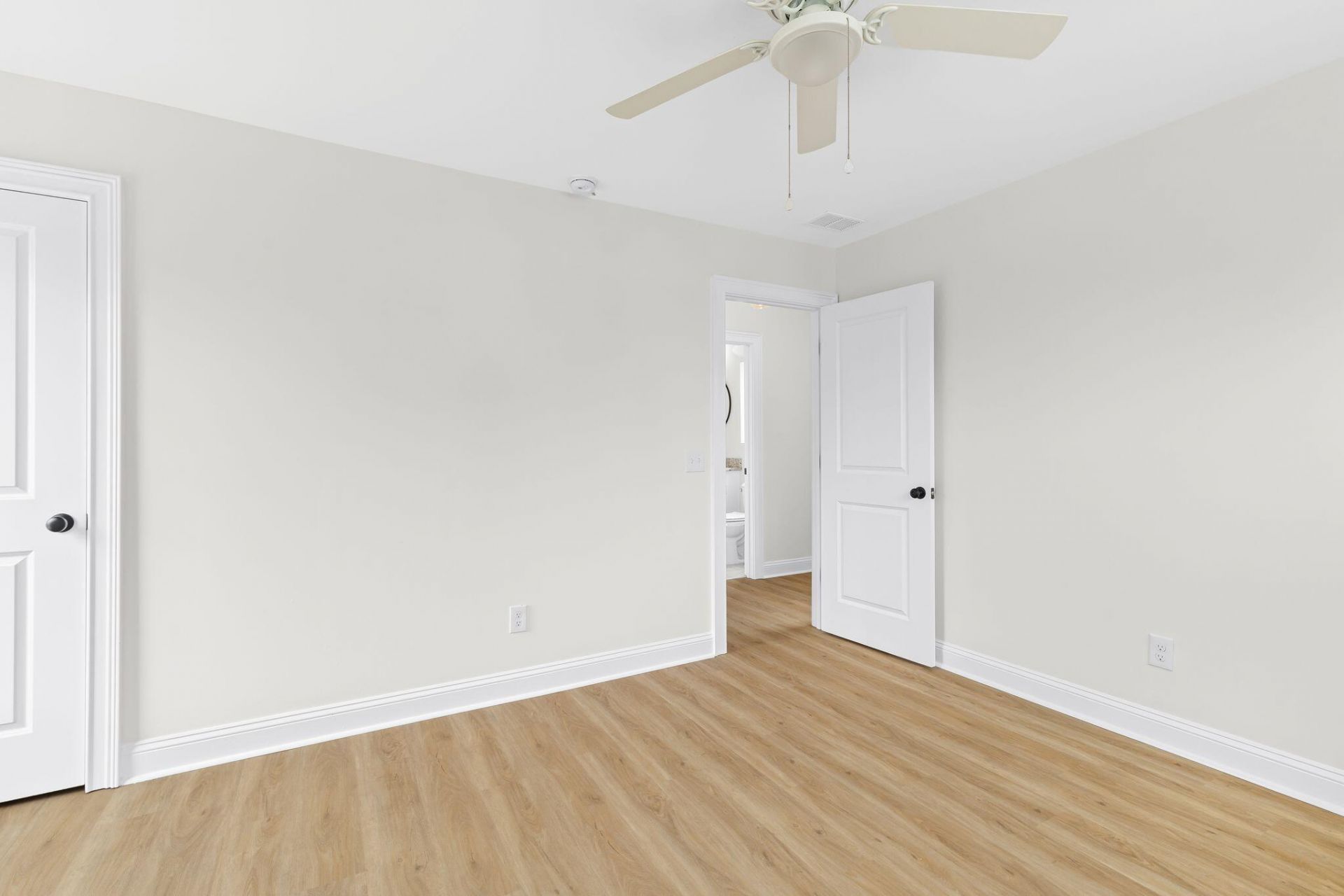 2015 Hampton Avenue Photo 19