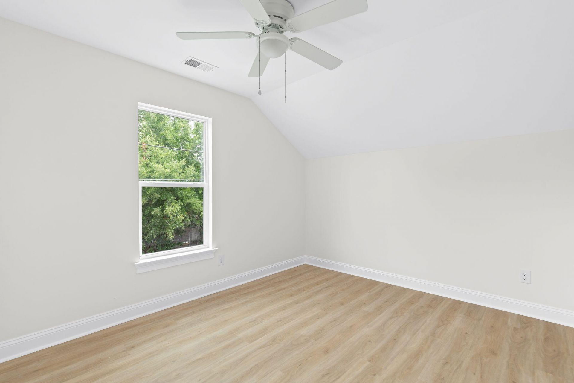 2015 Hampton Avenue Photo 22