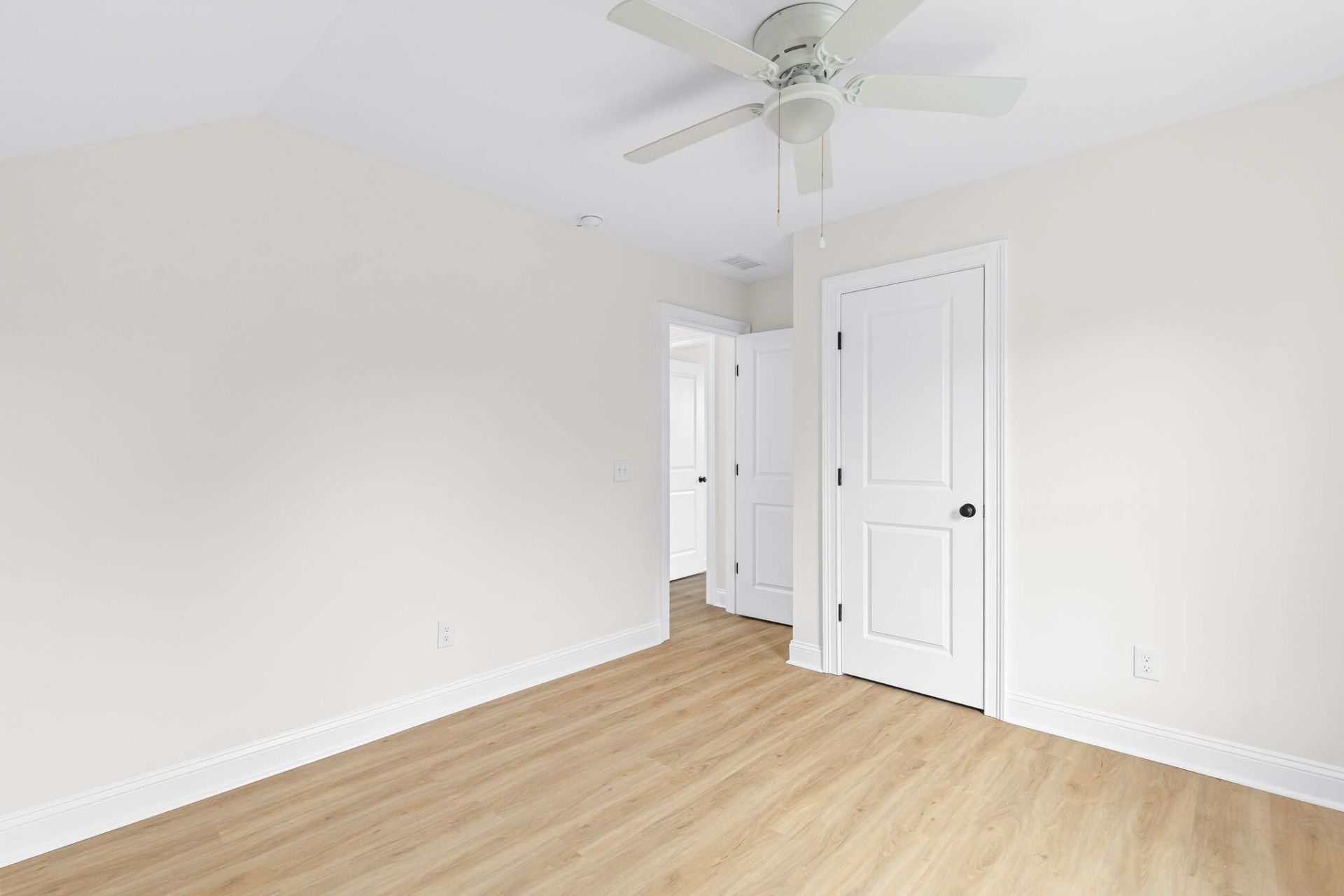 2015 Hampton Avenue Photo 23