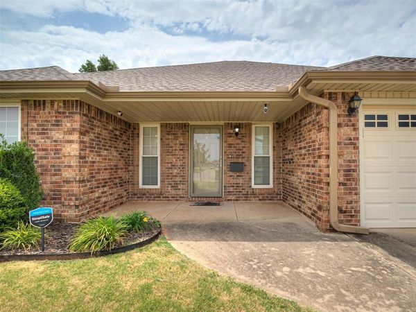 704 E Linden Lane, Mustang, OK 73064