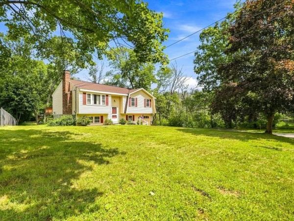4 Picadilly St, Upton, MA 01568