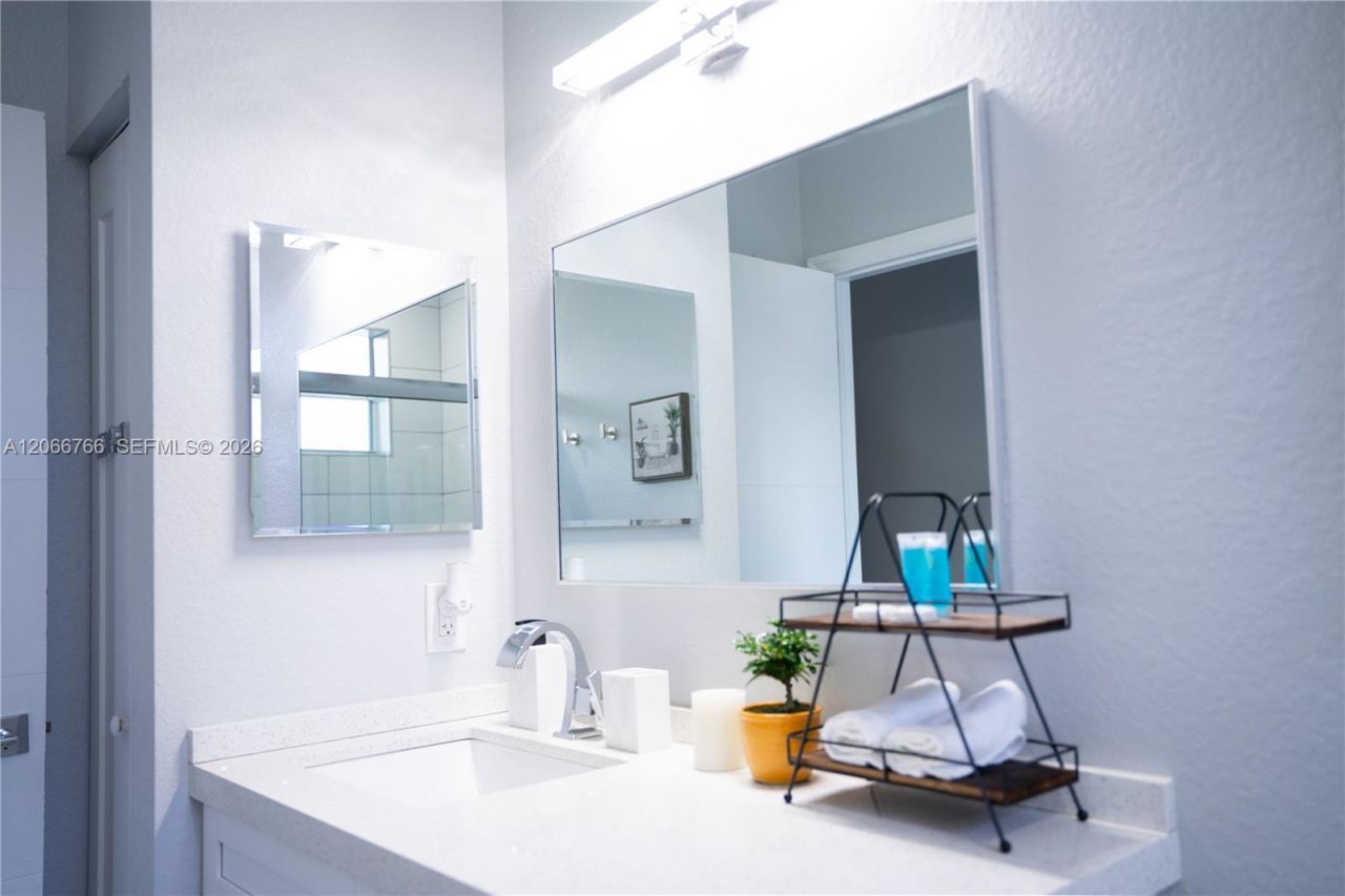 837 NW 14th Way , Fort Lauderdale, FL 33311 Photo