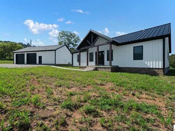 812 White Lane , Cecilia, KY 42724