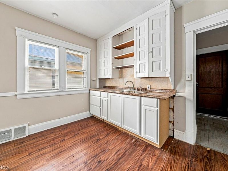 9704 Yale Avenue , Cleveland, OH 44108 Photo 10
