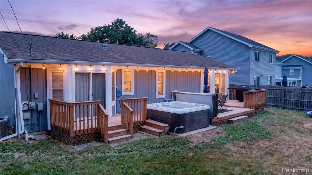 597 S Winding Drive, Waterford Township, Mi 48328 Main Photo