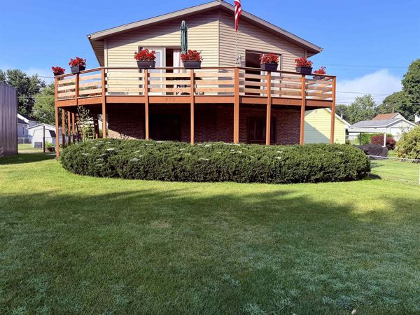 472 Menominee Avenue, East Dubuque, IL 61025