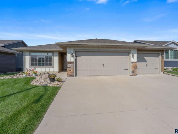 2317 S Creekview Ave, Sioux Falls, SD 57106