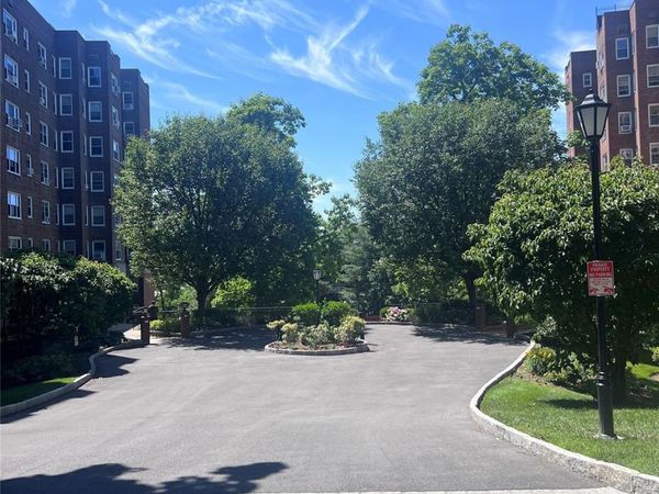 290 Collins Avenue, Unit 4C, Fleetwood, NY 10552