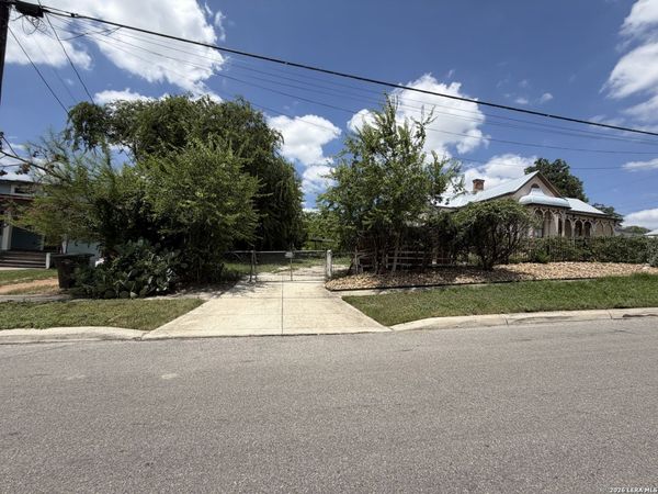 1133 E CROCKETT ST, San Antonio, TX 78202