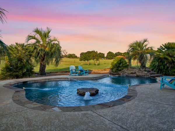 1413 Country Hills Drive, La Vernia, TX 78121