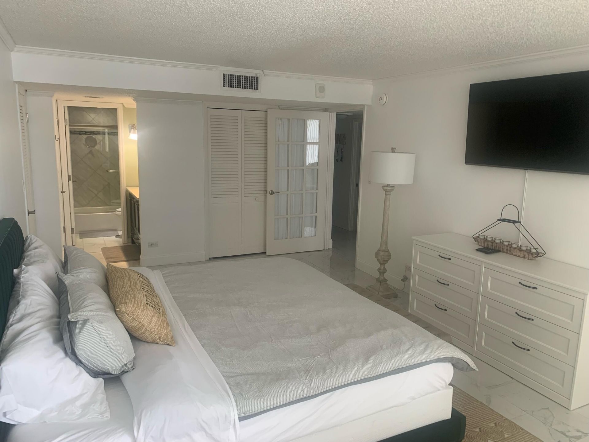 6039 Collins Avenue, Unit 1722, Miami Beach, FL 33140 Photo