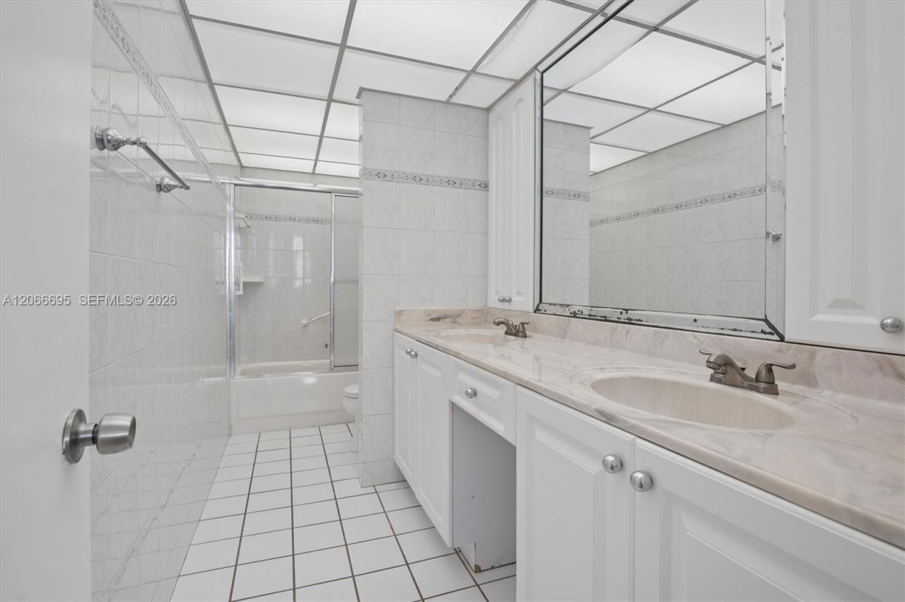 5005 Collins Ave , Unit 424, Miami Beach, FL 33140 Photo