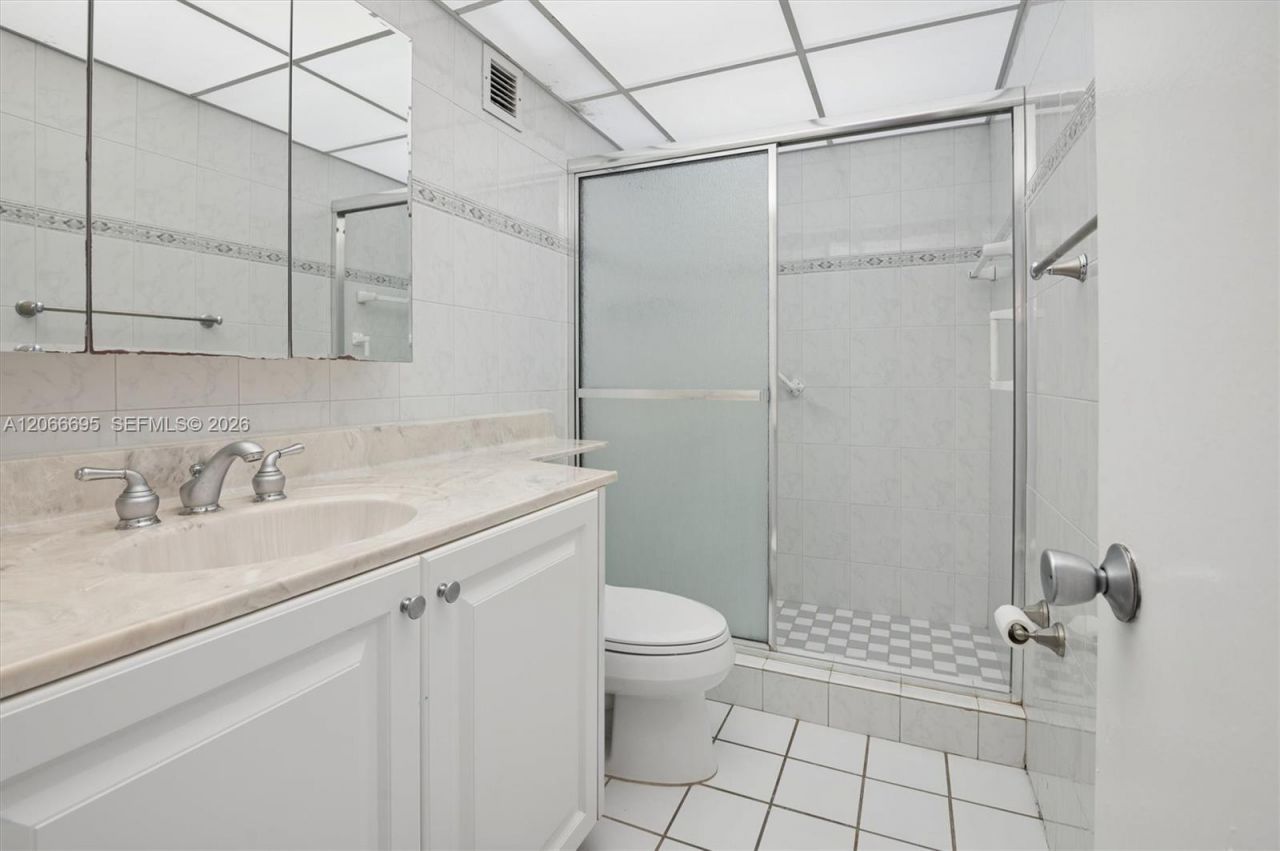 5005 Collins Ave , Unit 424, Miami Beach, FL 33140 Photo