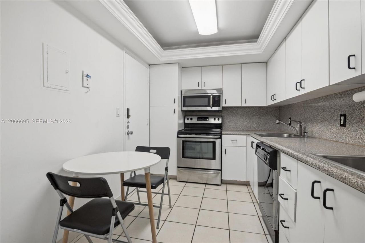 5005 Collins Ave , Unit 424, Miami Beach, FL 33140 Photo
