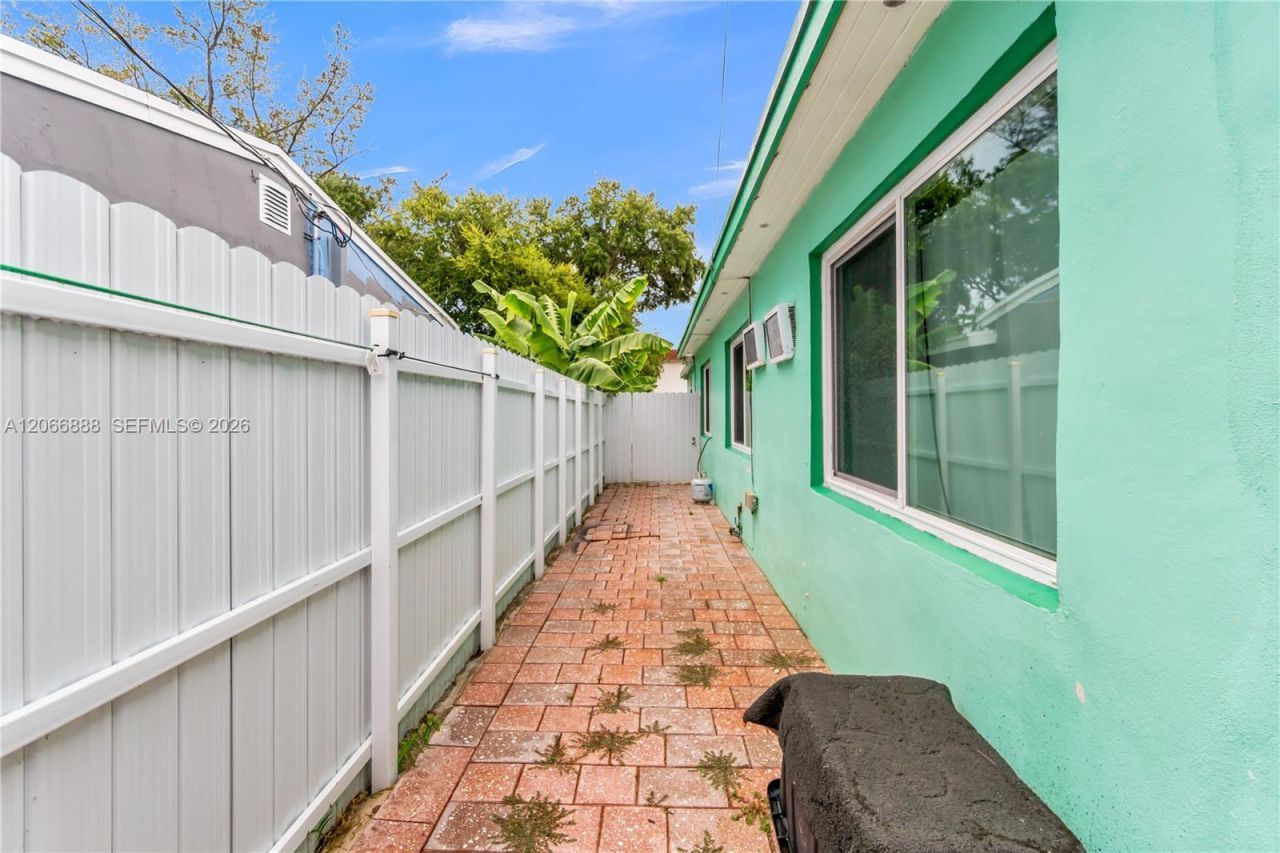 1490 NE 151st Ter, North Miami Beach, FL 33162 Photo