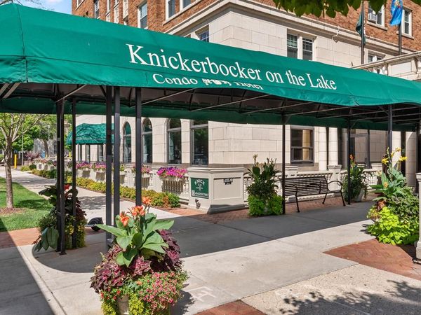 1028 E Juneau AVENUE #West Restaurant, Milwaukee, WI 53202