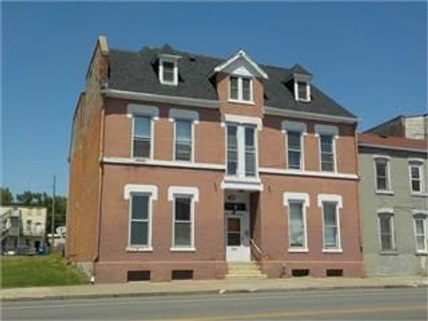 710 W 3rd Street , Davenport, IA 52802