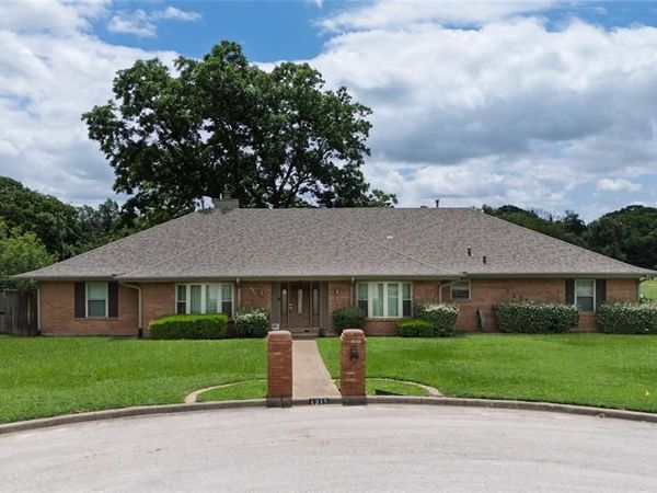 1215 Oakwood Trail , Southlake, TX 76092