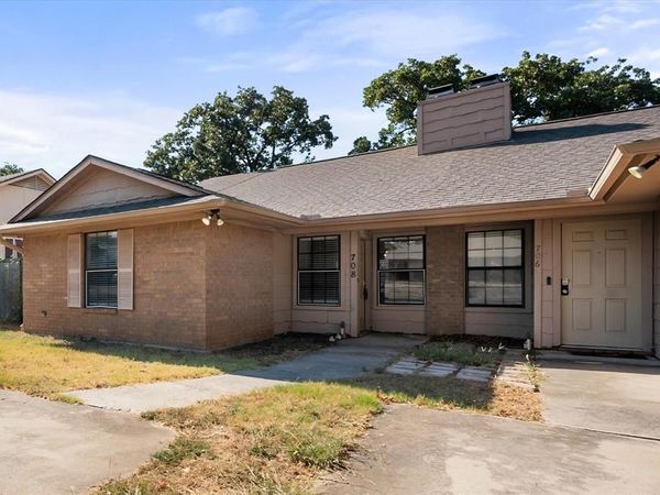 708 Woodland Court, Kennedale, TX 76060