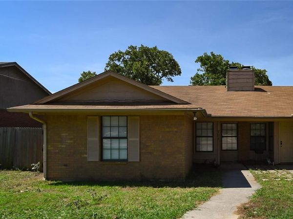 708 Woodland Court , Kennedale, TX 76060