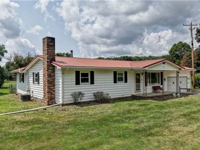 4216 Schumacher Hollow Road SE, New Philadelphia, OH 44663 Photo 2