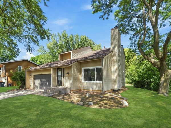 8687 Ridgewind Road, Eden Prairie, MN 55344