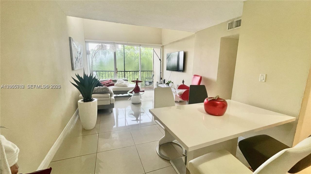 8850 Fontainebleau Blvd, Unit 401, Miami, FL 33172 Photo