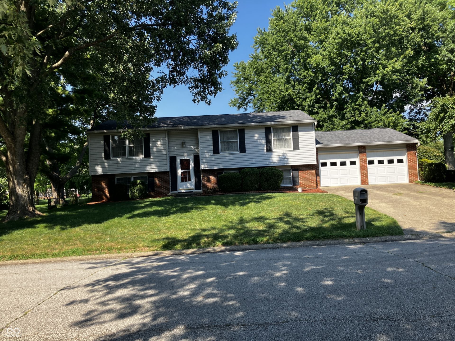 8451 Royal Meadow Drive, Indianapolis, IN 46217 Main Photo