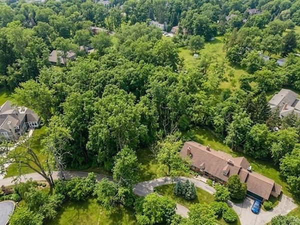 2060 Suffork Road , Northfield, IL 60093