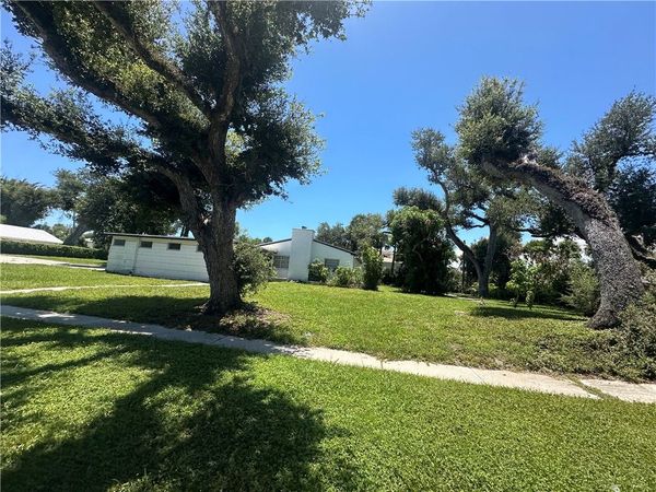 594 Acacia Road, Vero Beach, FL 32963