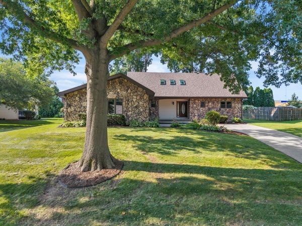 3130 Quail Ridge Road , Bettendorf, IA 52722