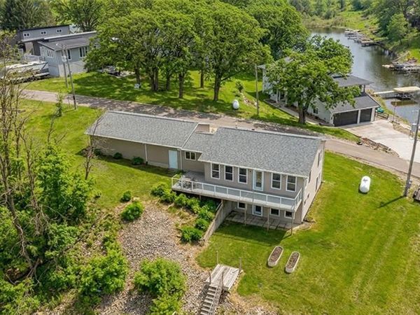 8104 Lakeshore Drive, Dexter, IA 50070