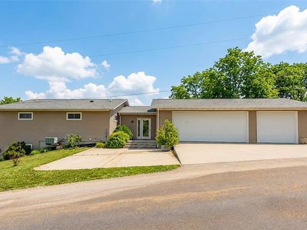 8104 Lakeshore Drive, Dexter, IA 50070