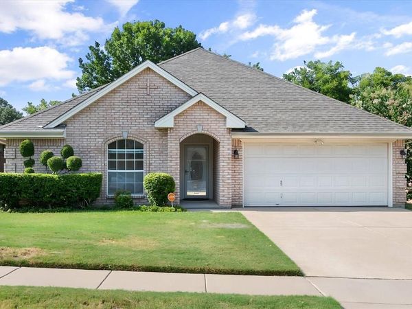 817 Willow Court, Saginaw, TX 76179