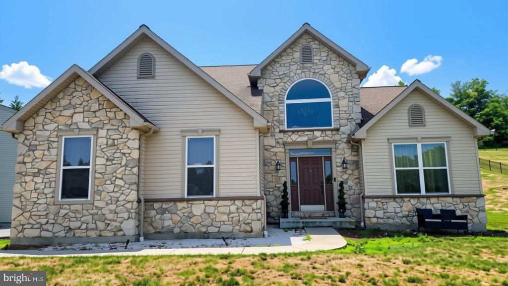 433 EAGLEVIEW DRIVE , MOHRSVILLE, PA 19541